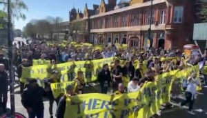 忍无可忍！大批热刺球迷上街抗议：列维，滚出我们的俱乐部