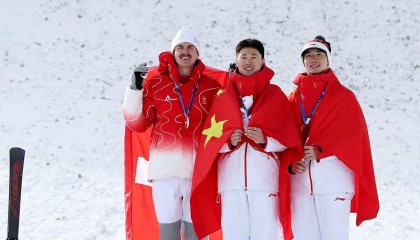 开云官方平台-金牌夫妇！王心迪132.6分夺冠，携手徐梦桃创神迹，激动跪地庆祝